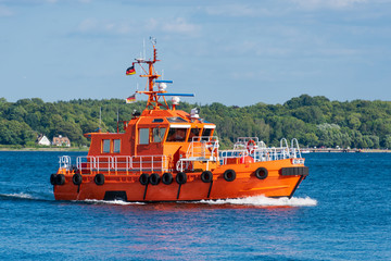Fototapeta premium Lotsenversetzboot Kieler Bucht Holtenauer Schleuse