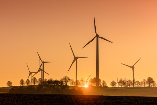 Windenergieanlagen Windpark Sonnenuntergang Gegenlicht gr&uuml;ne wirtschaft, &ouml;kologische Energiegewinnung sauberer Strom Windkraft Winr&auml;der Windgeneratoren Stromerzeugung am Abend, abendlicht sundown