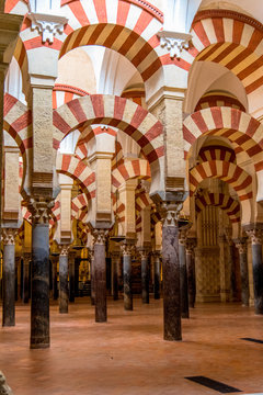 L'int&eacute;rieur de la mosqu&eacute;e-cath&eacute;drale de Cordoue (Mezquita de C&oacute;rdoba)