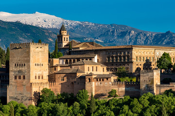 Le palais de la Alhambra de Granada et la Sierra Nevada