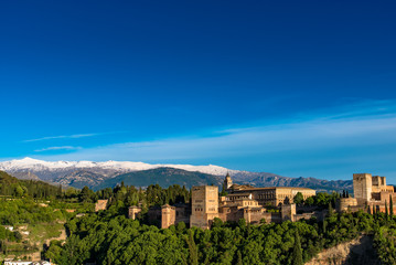 Fototapeta na wymiar Le palais de la Alhambra de Granada et la Sierra Nevada