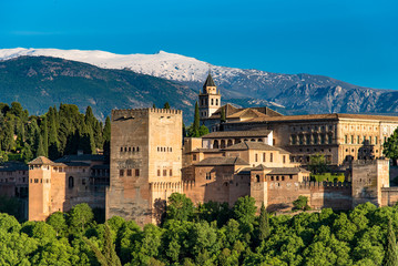 Le palais de la Alhambra de Granada et la Sierra Nevada - obrazy, fototapety, plakaty