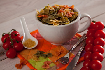 Tomates y bol de pasta