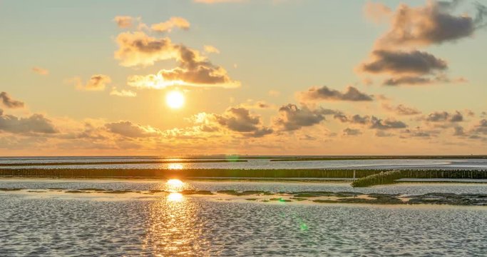 wundersch&ouml;nes, farbenpr&auml;chtiges Watttenmeer der Nordsee bei Suedwesthoern zum Sonnenuntergang