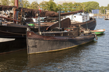 vecchia barca attraccata