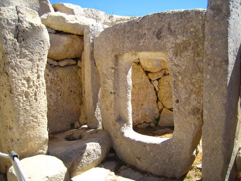 Temple mégalithique d'Hagar Qim, fenêtre percée dans la pierre (Malte)