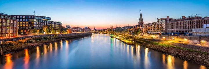 Bremen skyline Panorama bei Nacht mit Blick über die Weser © eyetronic
