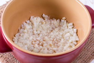 Preparation of fried onions in a saucepan