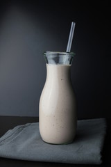 Smoothie mit Strohhalm