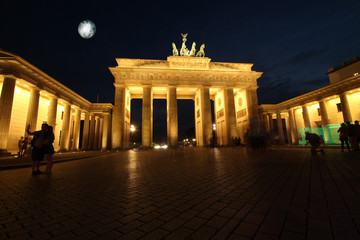 Obraz premium porte de brandebourg à berlin la nuit avec lune