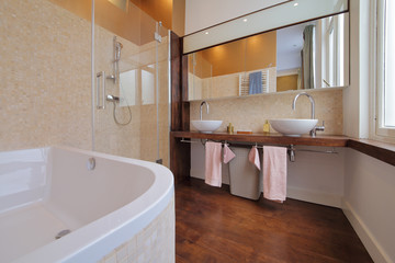 salle de bain moderne avec douche et baignoire