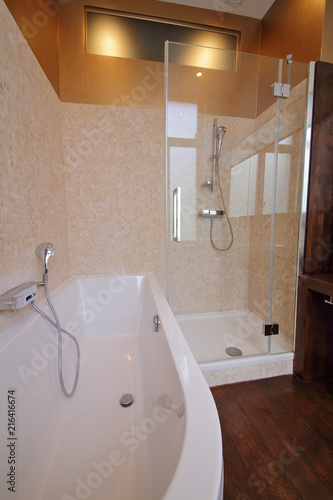 salle de bain moderne avec douche et baignoire\ salle de bain moderne avec douche et baignoire\