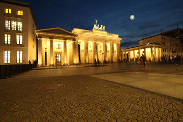 porte de brandebourg à berlin la nuit avec lune © raymond