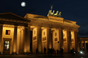 porte de brandebourg à berlin la nuit avec lune