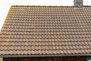 Moos auf den Dachzieglen eines Einfamilienhauses