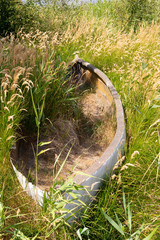 altes Ruderboot, im grünen Gras am blauem See