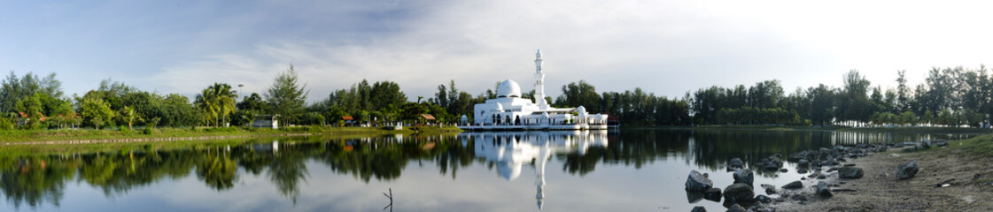 Fototapeta na wymiar The beautiful nature and reflection of Tengku Tengah Zaharah Mosque, most iconic floating mosque located at Terengganu Malaysia.