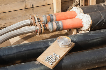 Arbeiten am Fernw&auml;rmenetz in einer Baugrube