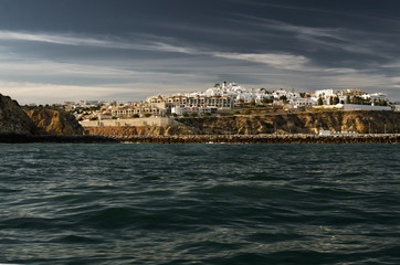 Miasteczko na klifach,  Algarve, Portugalia, widok z wody. 