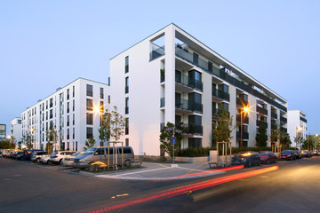 Wohnanlage Belair Frankfurt in der Dämmerung