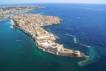 Coastline town Syracuse Sicily and old Ortigia island - obrazy, fototapety, plakaty