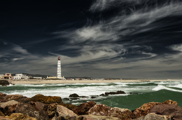 Biała latarnia morska na wyspie Farol, Portugalia. 