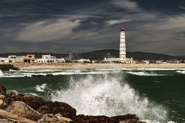 Biała latarnia morska na wyspie Farol, Portugalia.  © Aneta
