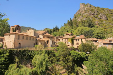 Fototapeta premium Le magnifique village médiéval de Saint Guilhem le Désert au cœur des gorges de l’Hérault, Occitanie, France 