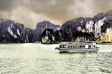 Bateau de croisière sur la baie d'Halong au Vietnam
