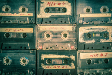 Obraz premium Kolekcja retro kaseta magnetofonowa na drewnianym stole