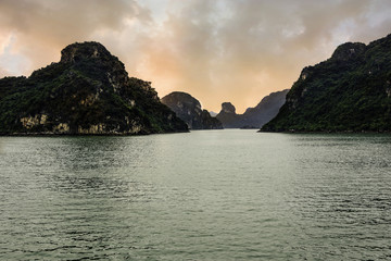 Obraz premium Coucher de soleil sur la baie d,Halong au vietnam