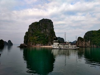 Fototapeta na wymiar Halong Bay Boat