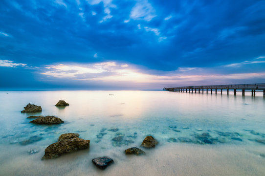 Sonnenaufgang am Meer mit Steg