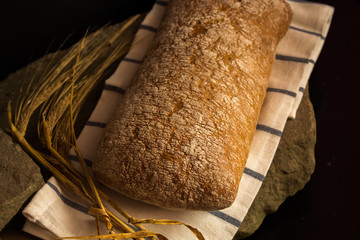 Świeże pieczywo ze źdźbłami zbóż. © trojan74