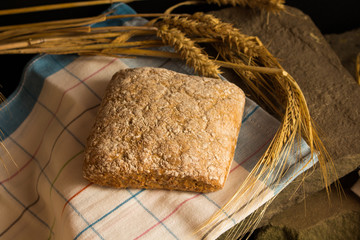 Świeże pieczywo ze źdźbłami zbóż. © trojan74