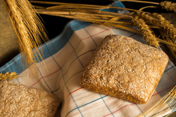 Świeże pieczywo ze źdźbłami zbóż. © trojan74