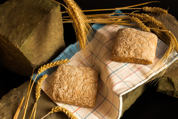 Świeże pieczywo ze źdźbłami zbóż. © trojan74