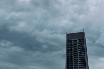 Fototapeta na wymiar Grattacielo tra le nuvole 