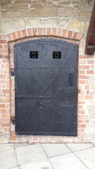 Stare metalowe drzwi w kompleksie z Sanktuarium na Świętym Krzyżu w Górach Świętokrzyskich w Polsce 