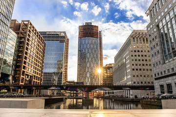 Obraz premium Office buildings and South Quay footbridge in Canary Wharf, London
