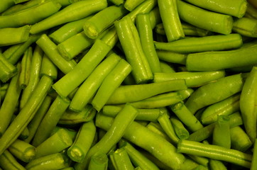 
Cut green light beans.