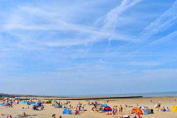 Minnis Bay beach packed with tourists and locals enjoying the sunshine. Birchington, Kent, England