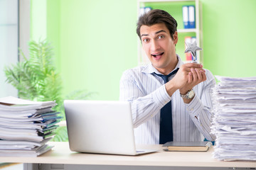 Naklejka premium Businessman having problems with paperwork and workload