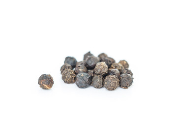 Obraz premium black peppercorns heap on white background.