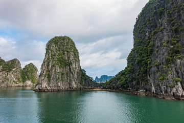 Naklejka premium Beautiful day at Ha Long Bay, Vietnam