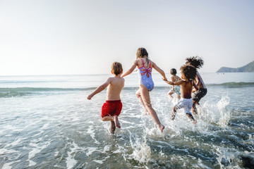 Obraz premium Kids running at the beach