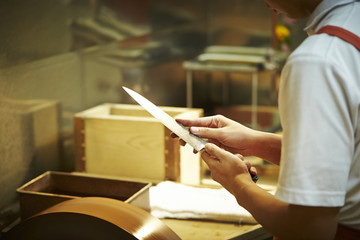 Obraz premium Making a knife 