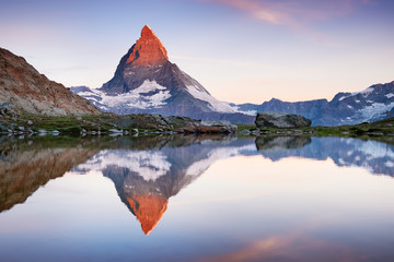 Matterhorn en reflectie op het wateroppervlak tijdens zonsopgang. Prachtig natuurlandschap in Zwitserland