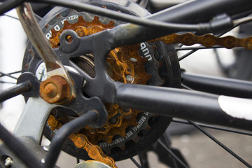 錆びた自転車のチェーン