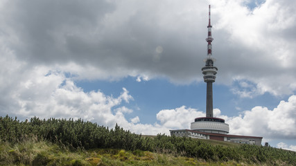 Obraz premium Transmitter on a tower in the mountains.